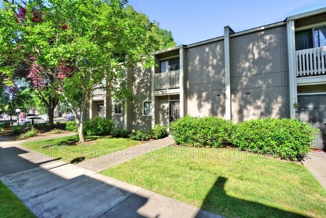 Building Photo - 9 Derow Ct