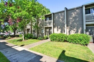 Building Photo - 9 Derow Ct