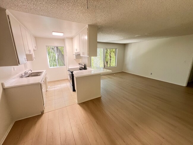 Foto del edificio - 4424 Woodman Ave