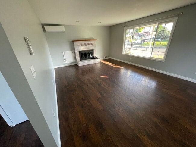 Building Photo - 2 Bedroom 1.5 Bath Washer Dryer Included i...