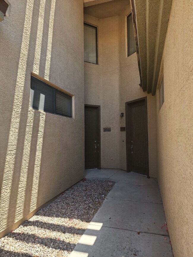 Foto del edificio - "Spacious 2-Bed Condo Retreat with 2.5 Baths in Prime Chandler Location!"