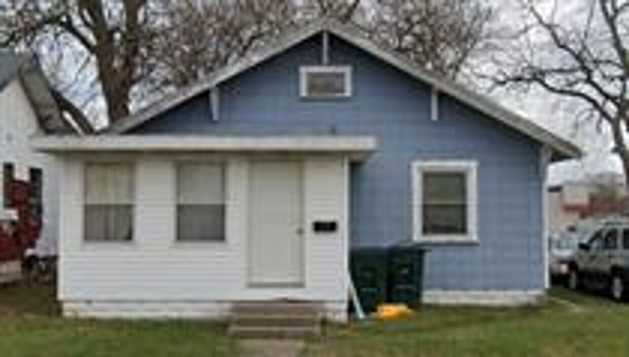 Primary Photo - 3 bedroom 1 bath house w/ 2 car garage