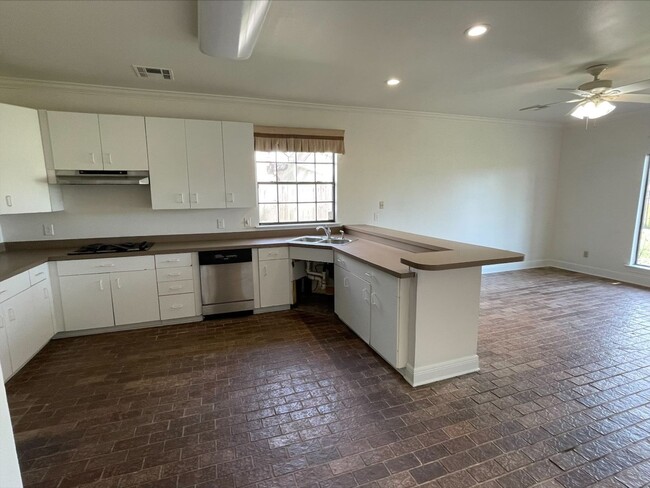 Building Photo - 4 bedroom single family home for rent
