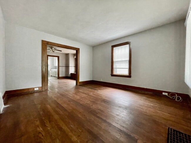 Building Photo - 839 W Larch Ave