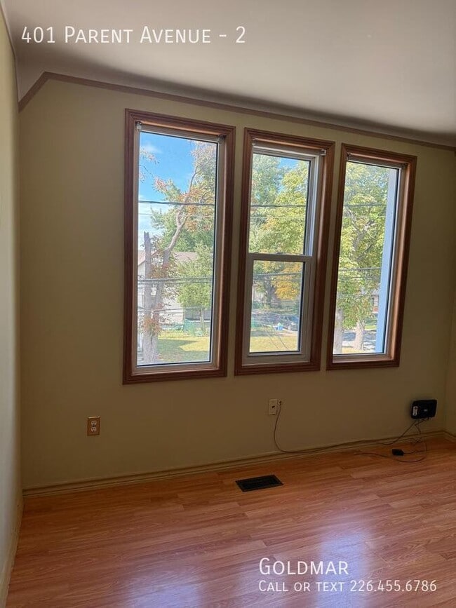 Photo du bâtiment - Large 1 bedroom with lots of natural light...