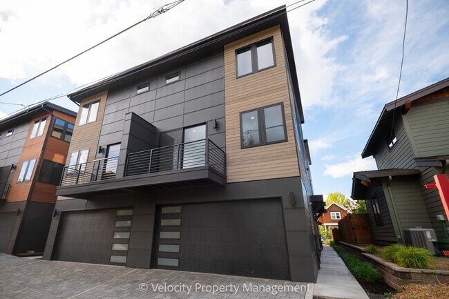 Foto del edificio - Luxury Westside Townhome!