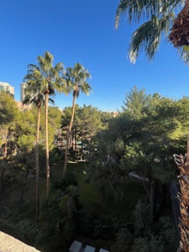 Building Photo - Top Floor 1 Bath| 1 Bedroom Luxury Condo