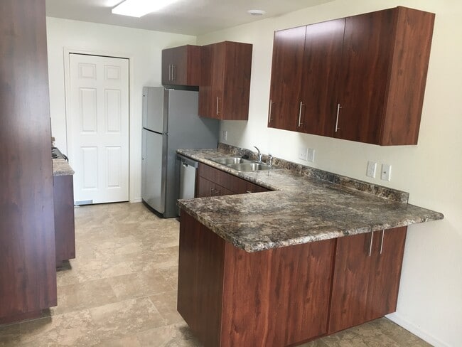 KITCHEN - 1073 N Erie Ave