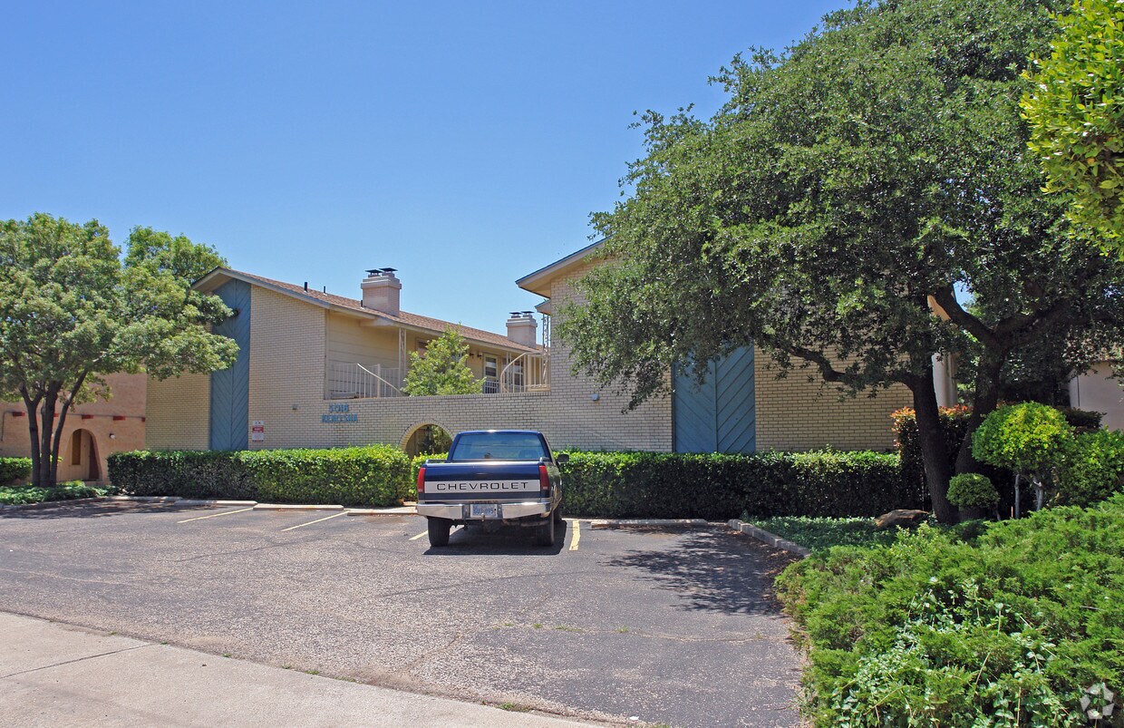 Primary Photo - 5016 Kenosha Ave
