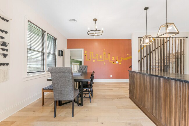 Foto del edificio - 5644 Vermillion Blvd