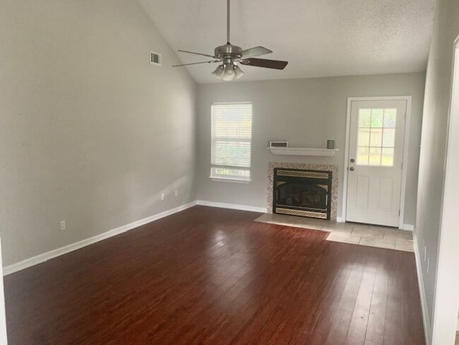 Building Photo - 3 Bd / 2 Bath Home in Pinehurst Subd.