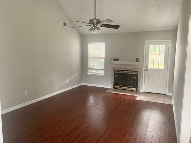 Foto del edificio - 3 Bd / 2 Bath Home in Pinehurst Subd.