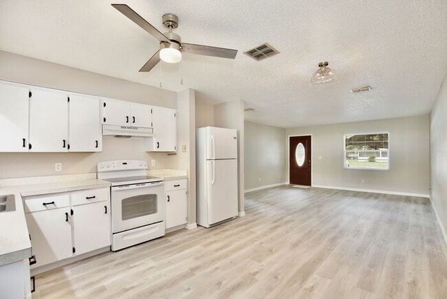 Building Photo - Beautifully Renovated 2-Bedroom Duplex nea...