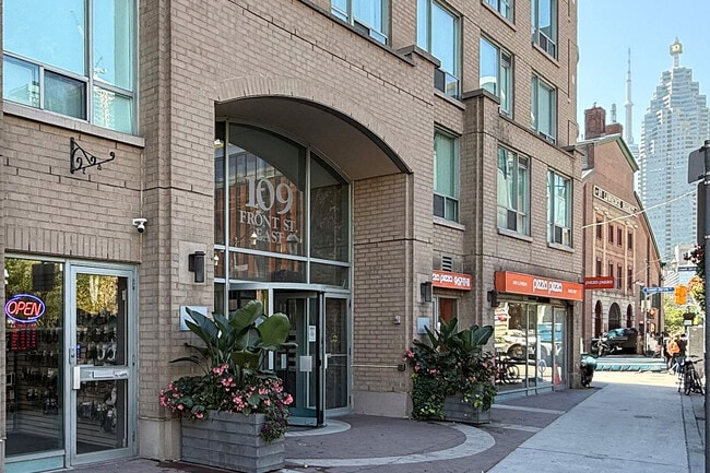 Photo du bâtiment - 109 Front St E