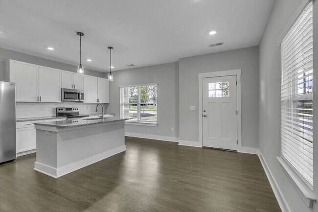 Foto del edificio - Charming 3-Bed, 2.5-Bath Townhouse Gem in ...