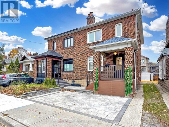 Photo du bâtiment - 196 Lawrence Ave W