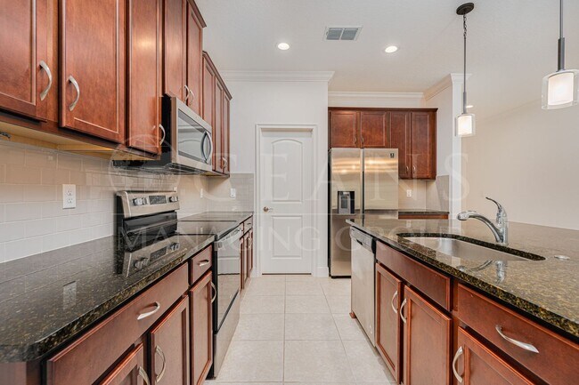 Foto del edificio - Centrally Located Four Bedroom Home in Por...
