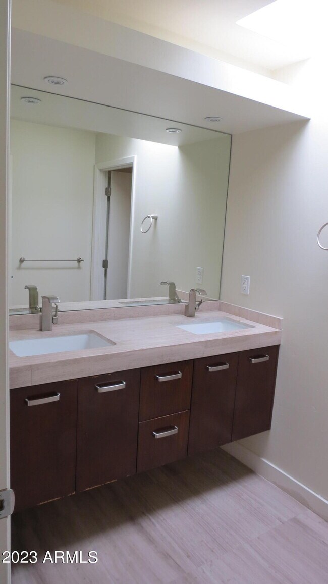 Foto del edificio - 11440 N 65th St