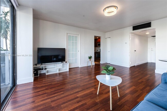 Foto del edificio - 3675 N Country Club Dr