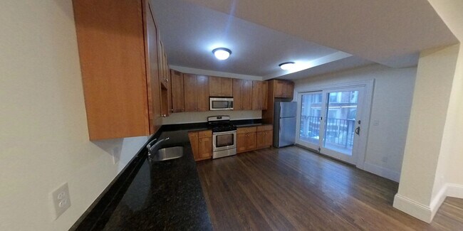 Building Photo - Luxurious, Renovated, Bright Unit on The B...