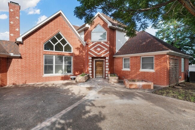 Building Photo - Beautiful Midway ISD Home