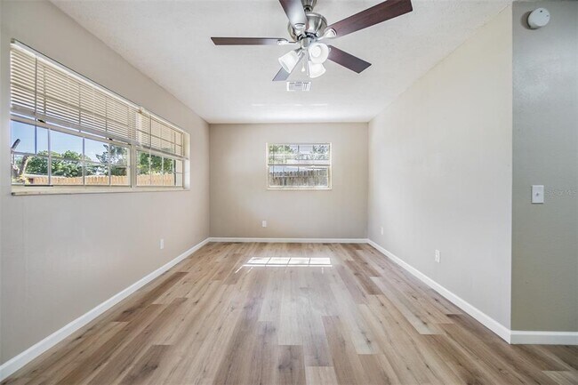 Foto del edificio - 6746 Carnelian Ave