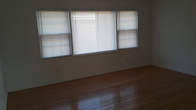 Building Photo - 9460 Maple Dr