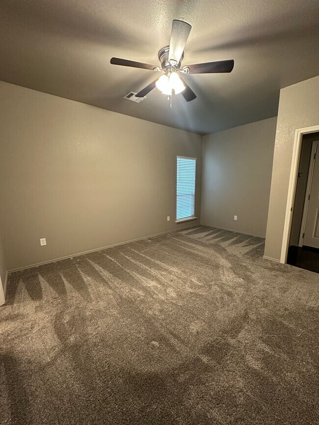 Foto del edificio - Large 3 bed 2 bath
