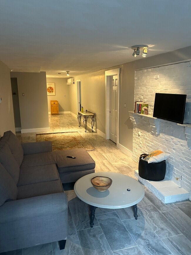 Building Photo - 890 Highland Ave