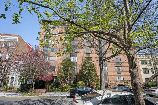 Building Photo - Dupont Circle with Secured Parking! Sun-fi...