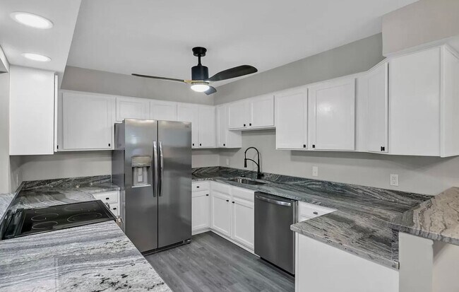 Building Photo - 3 Bedroom 3 Bathroom Condo in Yacht Cove