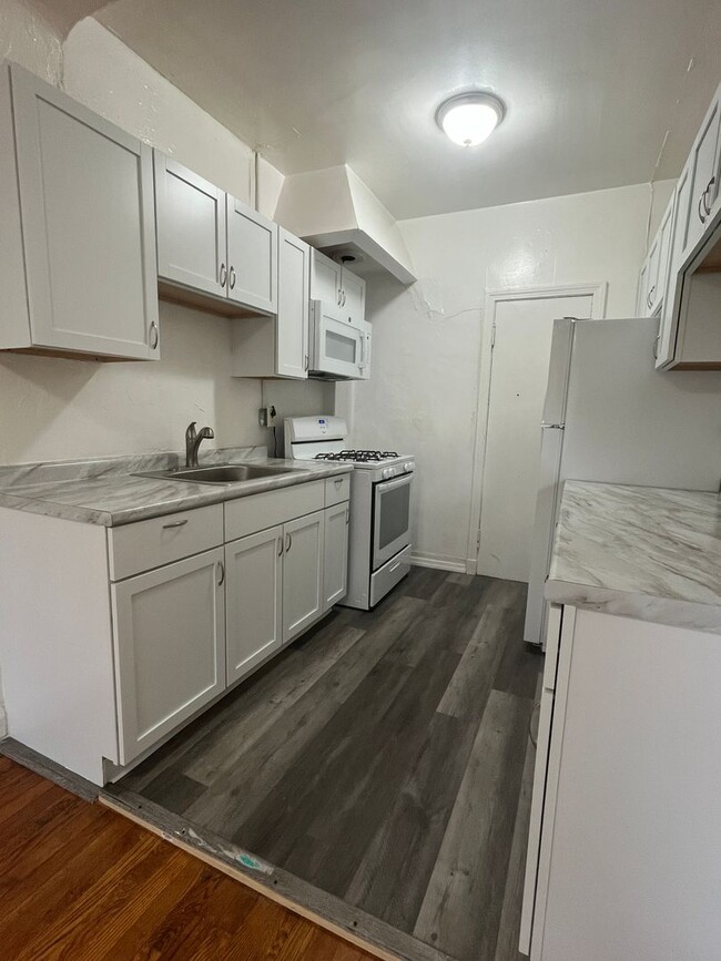 Building Photo - 2 Bedroom 1 Bathroom