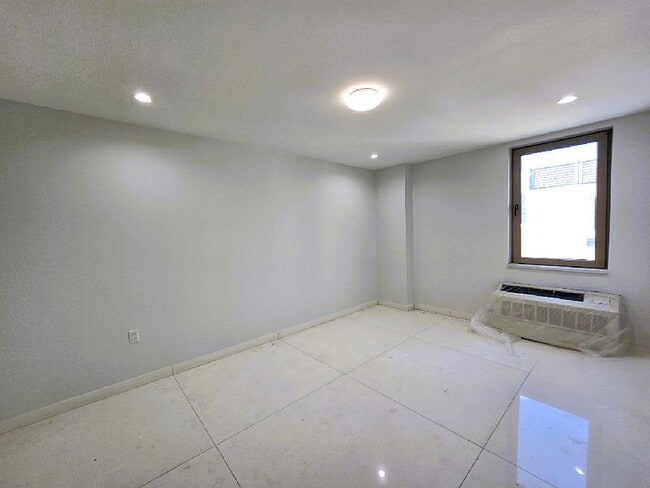 Building Photo - "Spacious 2-Bed Oasis with 2 Baths in the Heart of Astoria – 990 Sq Ft of Comfort!"