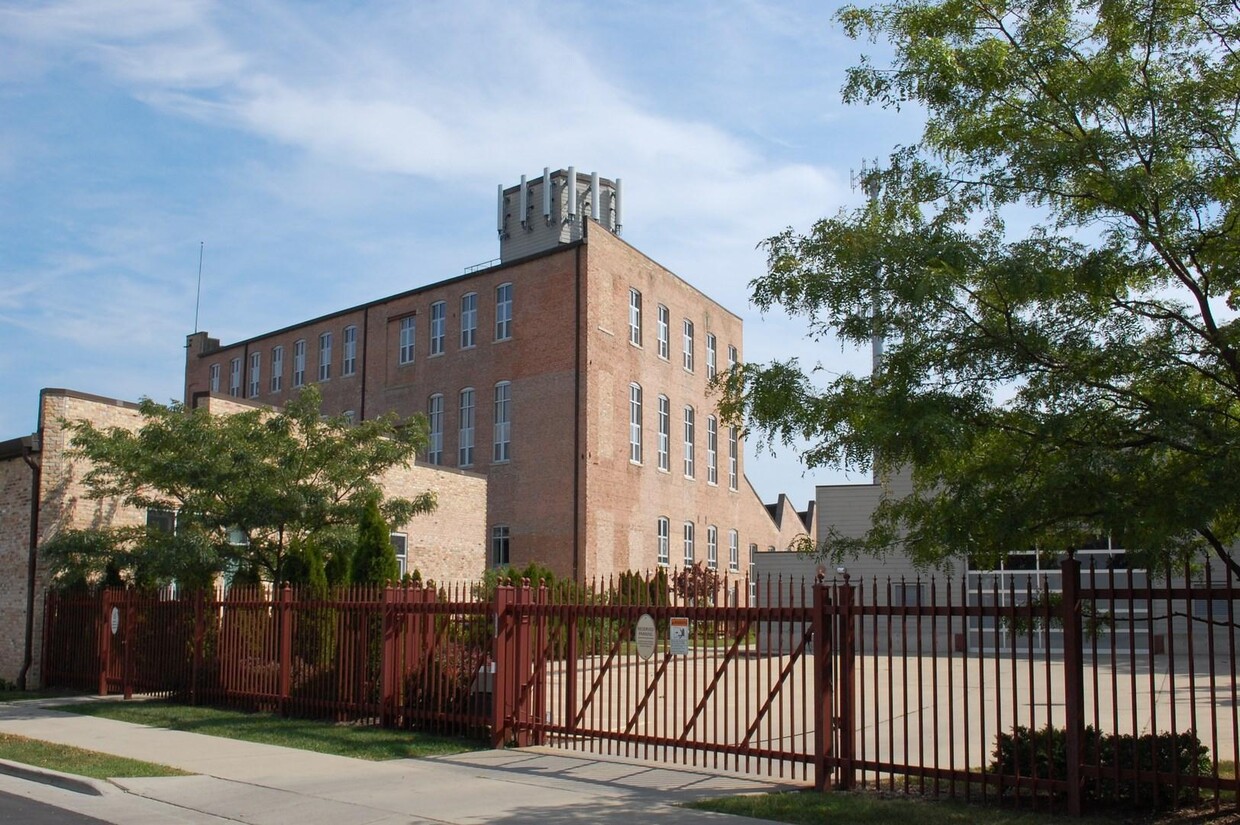 Primary Photo - 3059 N Weil St