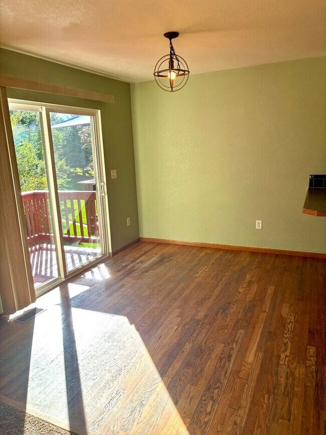 Building Photo - Beautiful 3 bedroom, 2.5 bath Townhome wit...
