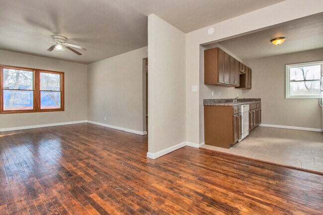 Foto del edificio - Large 3 Bedroom, 2 Bathroom - Pyramid Properties
