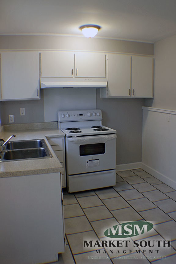Building Photo - BRICK RANCH OFF SKIDAWAY- AVAILABLE NOW!