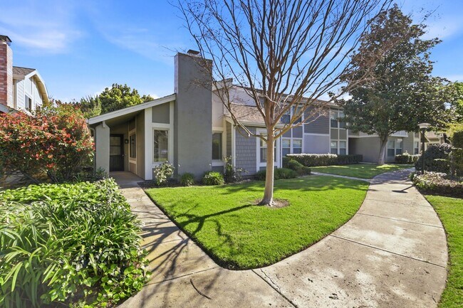 Building Photo - Updated Townhome in Lake Santa Clara HOA