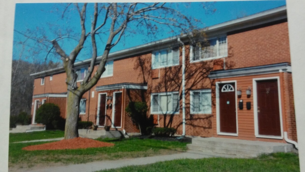 238 Tolland Turnpike, Manchester, CT 06042 Apartments in Manchester