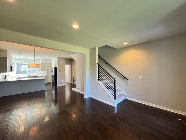 Building Photo - Modern Townhome for Rent – Convenient Edmo...