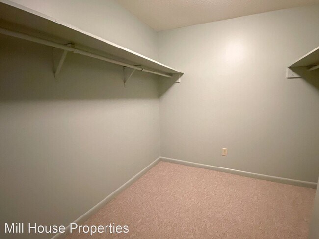 Building Photo - 2 br, 2 bath House - 206 Oak Tree Drive