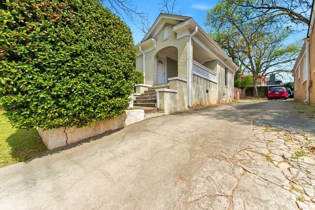 Photo - 202 Warren St SE House