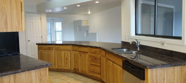 Foto del edificio - Charming Large 3 Bedroom 2 Bath 2 Car Gara...