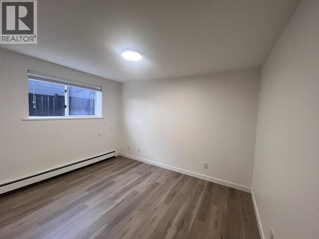 Building Photo - 5xx E 9th St