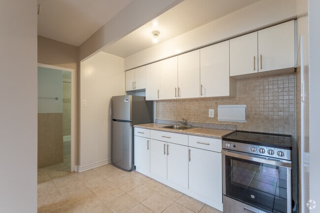 1BR, 1BA - 498SF - Kitchen - 700 & 730 Ontario Street Apartments