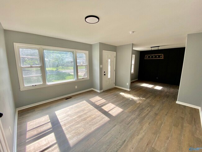 Building Photo - 2104 Linde St NW