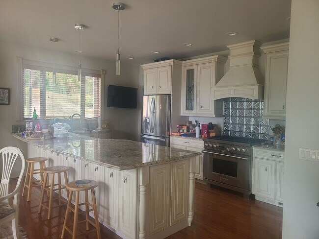 Building Photo - Beautiful West Side Home with Stunning Vie...