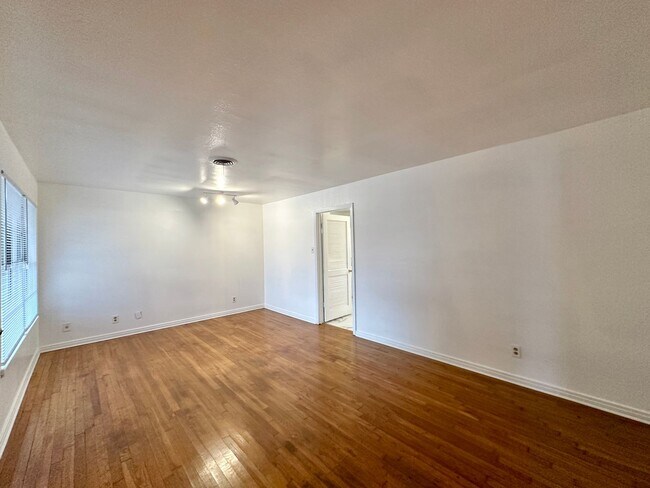 Building Photo - Viewable Now!  Small Dogs Accepted!