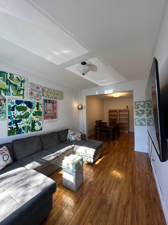 Living and Dining - 5305 Av Des Érables