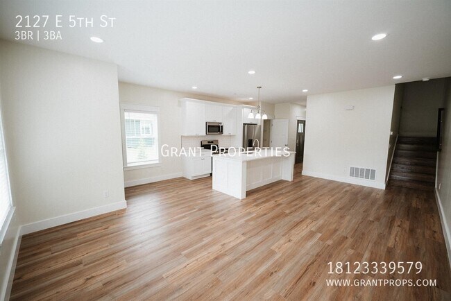 Building Photo - 2127 E 5th St